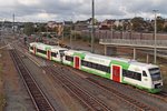 2 Regio-Shuttle RS1 der Erfurter Bahn verlassen am 04.10.2016 als EB 81072 gerade den Bahnhof Hof Hbf für die nur wenige Minuten dauernde Fahrt nach Gutenfürst. Die geringe Auslastung der Züge und die kurze Fahrtstrecke lassen den Verdacht aufkommen, dass hier nur ein paar Kilometer fürs Kontingent gemacht werden. 