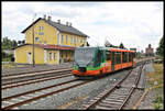 GW Train VT 654045-3 fährt aus dem Bahnhof Tepla ab und begibt sich als Zug 7106 am 27.06.2021 um 12.53 Uhr planmäßig auf den Weg nach Karlovy Vary. Der Triebwagen trägt noch die deutsche Baureihen Bezeichnung 654, da er zu Beginn bei der Dürener Kreisbahn im Einsatz war.