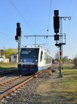 Anfahrt an den Bahnsteig Gleis 4 des Rheydter Hbf. Der VT 6.009 aus Dalheim kommend auf seinem Weg nach Mnchengladbach Hbf. 24.4.2013