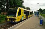 Heck- und Seitenansicht des Rurtalbahn-Triebwagens 654 002-4 in Linnich am Bahnsteig stehend.