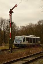 Nachschuß auf den VT 6.006/654 006-5 der RTB der als RB34 nach Dalheim fahrend soeben das Einfahrsignal der Bahnhofs Rheindahlen passiert hat. Das Gleis im Vordergrund gehört zum ehemaligen Natoanschluß Holt zwei..... Mönchengladbach den 7.2.2015