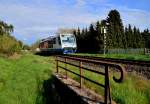 In Voosen kommt am Samstag den 25.4.2015 der Rurtalbahn VT 6.009 als RB34 nach Dalheim vor meine Linse gefahren. An Hand der Brücke, kann man die ehemalige Zweigleisigkeit der Strecke nach Antwerpen erkennen. Bis 1964 wurde die Strecke zwischen Dalheim Grenze und Rheydt Rangierbahnhof auf ein Gleis zurückgebaut.
Nach dem zweiten Weltkrieg fand zwischen Antwerpen Central und Rheydt Hbf kein D-Zug verkehr mehr statt. Heute haben die Niederlande kein Interesse an einer druchgängen Verbindung Rheydt - Antwerpen, weil dann die Schiffe ihre Fracht in Belgien löschen würden und unter um Gehung der Niederlande in Duisburg auf Binnenschiffe rheinaufwärts transportiert werden könnten.