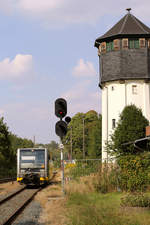 Burgenlandbahn 672 916 erreicht auf seinem Weg nach Wangen (Unstrut) den Bahnhof Nebra.
Man beachte den schönen Wasserturm und die nicht minder schönen EZMG-Signale.
Aufgenommen am 1. September 2016.