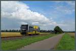 Die 1896 eröffnete Strecke Merseburg - Schafstädt ist eine der letzten echten Nebenbahnen in Sachsen-Anhalt. Am 14.07.2014 rollt 672 902 der Burgenlandbahn als RB 34916 gemächlich durch die Felder bei Schafstädt. Aufgrund geringer Fahrgastnachfrage wird immer wieder die Einstellung des Personenverkehrs diskutiert, obwohl bereits größere Summen in die Errichtung einer Brücke über die neue Schnellfahrstrecke Leipzig/Halle - Erfurt geflossen sind. (14.07.2014)