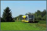 672 917 rollt am 16.09.2014 als RB 34915 über einen Bahnübergang in Bad Lauchstädt. 