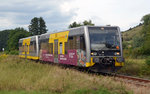 672 915 wurde mit einer Werbung für die Saale-Unstrutregion beklebt. Auf dem Weg von Donndorf nach Naumburg erreicht das Gespann in Kürze Bälgstädt. Fotografiert am 20.08.16.