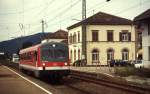 627 007-8 verlt im August 1998 den Bahnhof Hausach
