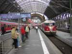 Der Weltmeisterzug von 1954 am WM-Bahntag 09.04.2006 mit VT 08 503 voraus am Gleis 12 in der Halle des Hauptbahnhofes Frankfurt am Main.