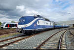 601 015-1 (VT 11 5015) des Blue Star Train (BST) ist mit drei Wagen im Außenbereich der Verkehrs Industrie Systeme GmbH (VIS) in Halberstadt abgestellt und wurde bei einem Tag der offenen Tür fotografiert.

🧰 Eisenbahn­ und Sonderwagen­ Betriebsgesellschaft mbH (ESG)
🕓 2.9.2023 | 14:52 Uhr