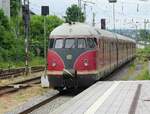 VT12 506 'Stuttgarter Rössle' am 10.06.23 auf einer Sonderfahrt von Stuttgart nach Passau bei der Einfahrt in Passau Hbf. Am Zugschluss VT12 507.