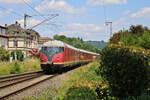 Das Stuttgarter Rössle erreicht den Bahnhof Steinen anlässlich des 20 jährigen Jubiläums der trinationalen S-Bahn Basel. Der historische VT 12.5 ist hier auf der Wiesentalbahn von Zell im Wiesental nach Lörrach Hbf unterwegs. (17.06.2023)