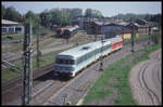 624602 ist hier am 7.5.2002 vor dem im Hintergrund zu sehenden Depot der Teutoburger Wald Eisenbahn auf der Rollbahn unterwegs nach Münster.