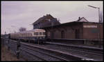 624630 als N 7822 auf dem Haller Willem Nach Bielefeld am 27.1.1990 um 12.02 Uhr im Bahnhof Borgholzhausen.