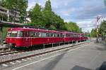 Im Rahmen eines Aktionstages von drei Verkehrsverbnden zwischen Iller, Donau, Alb und Bodensee war auch ein mit Schienenbussen gebildeter Sonderzug unterwegs. Auf seiner 11 stndigen „Rund“-Fahrt von Ravensburg ber Ulm, Sigmaringen, Tuttlingen, Singen, Friedrichshafen nach Aulendorf wurden 798 652, 998 069 und 998 896 bei einem Kreuzungs- und berholungshalt im Bahnhof von berlingen Therme fotografiert (14.05.2017).