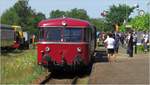 Geduldig wartet der Schienenbus auf die Fahrgäste. Am Bahnsteig herrscht derweil schon so einiges an Trubel. Momentaufnahme aus Simpelveld beim Dampflokfest der ZLSM Museumsbahn (NL) am 08.Juli 2017. 