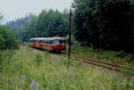 Stillgelegte Nebenbahnen in der Oberfalz: Eine dreiteilige 798/998/998-Garnitur ist im Juli 1985 von Wiesau in die Kreisstadt Tirschenreuth unterwegs, seit 1975 Endpunkt der früher nach Bärnau führenden Strecke. Der Personenverkehr wurde 1989 eingestellt, der Güterverkehr konnte sich noch bis in das Jahr 2000 halten.