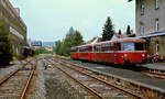 Stillgelegte Nebenbahnen in der Oberfalz: Die Bahnstrecke von Wiesau nach Waldsassen, die bis 1945 weiter nach Cheb/Eger (Tschechien) führte, wurde schon 1865 als Hauptbahn in Betrieb genommen. Aufgrund der Unterbrechung durch den  Eisernen Vorhang  verlor sie an Bedeutung und wurde ab 1977 als Nebenbahn klassifiziert. Im Mai 1986 endete der Personenverkehr, im Oktober 1994 der Güterverkehr nach Waldsassen. Davon war im Juli 1985 noch nichts zu spüren, als eine dreiteilige 798/998/998-Garnitur abfahrbereit im Bahnhof Waldsassen steht.