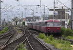 Die Ausfahrt wirkt echter, (fast) ohne neuzeitlichen Hintegrund: 796 802, 996 309, 996 299 und 796 690 verlassen Köln Hbf Richtung Oleftal, 24.5.18.