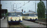 Während hier am 13.5.1995 der VT 203 nach Heimbach abfahrbereit am Bahnsteig in Düren steht, ist VT 251 gerade von dort in Düren angekommen.