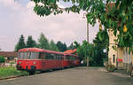 Im Juni 1991 wartet ein Trio Uerdinger Schienenbusse im Bahnhof Waging am See auf Fahrgäste nach Traunstein.