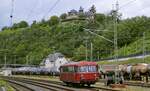 Aus dem nur 8,9 km entfernten, aber rund 300 m höher gelegenen Kalenborn trifft 798 729-0 der Kasbachtalbahn am 07.08.2021 in Linz am Rhein ein.