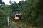 Kurz nach Verlassen des Bahnhofs Gemünd passiert ein VT 98 der Oleftalbahn auf seiner Fahrt in Richtung Olef um 2005 den Gemünder Tunnel