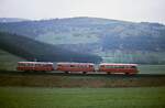Kurz vor Pelm wurde diese dreiteilige Schienenbuseinheit im Frühjahr 1989 auf der Fahrt von Daun nach Gerolstein aufgenommen.