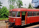 Auch dieser Zug fährt in nächster Zeit ab...Uerdinger Schienenbus auf der Voralbbahn im Bahnhof Boll, 01.03.1985