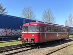 VT 798 der Hanseatischen Eisenbahn in Plau am See am 19.04.2023   (Bild aus meinem Bus gemacht (Pausenplatz))