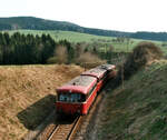 1984 reisten viele Nebenbahnfans nach Göppingen und Schwäbisch-Gmünd, um eine Bahn vor sich zu haben, die zwei Regionen verband und eigentlich erhaltenswert gewesen wäre.
Datum: 24.04.1984
 
