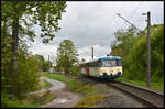 Die Wisentatalbahn (VT 789 813-1 & 592-1) ist am 20.04.2024 auf Sonderfahrt von Lichtenfels über Schweinfurt, das Wern- und Sinntal nach Jossa unterwegs, als die Schienenbusse hier durch die Höfleiner Kurve, zwischen Hallstadt und Höflein, den Bahnhof Bamberg nördlich umfahren.