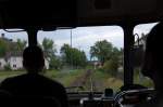 Blick aus dem 798 776 auf die Ausfahrt des Bahnhof Hirschau (Strecke Amberg-Schnaittenbach) am 30.05.2009. Da sich der Himmel immer mehr zuzog entschieden wir uns fr ein Runde im Schienenbus mitzufahren. Das im Bild zu sehende abgestellte Auto ist meins, das einen Getriebeschaden erlitten hatte. Jetzt ist wohl ein neues fllig.