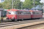 Ab in die Sonne... Dieses Schienenbus-Prchen steuert die in Gppingen ansssige Fa. Weiss an. Parallel zu den Mrklin-Tagen hatte diese einen Tag der offenen Tr, welcher sich wunderbar mit Pendelfahrten zum Bahnhof Gppingen verbinden lie. (19.09.09). 