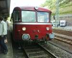 Ein alter VT 98 an einem warmen Sommertag im Bahnhof Linz(am Rhein).