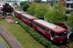 Diese VT 98 Garnitur der Museumsbahn Ammerland-Saterland bernahm whrend des Wochendes an der Jade (Anfang Juli 2009) auf der Hafenbahn in Wilhelmshaven unterhalb der  Kaiser Wilhelm Brcke  den