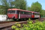 Schienenbus (VT 98) 798 818-1 (der Pfalzbahn) mit Beiwagen (VB98) 998 880-9 am 08.05.2011 in Herdorf vorm Stellwek Herdorf Ost. Er hat das Gleis gewechselt und fhrt wieder zum Bahnhof Herdorf auf Gleis 1.