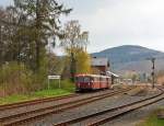 Auf den letzten Drücker doch noch erwischt......Die OEF (Oberhessische Eisenbahnfreunde) mit dem Schienenbus am 14.04.2012 auf Sonderfahrt an Dill, Heller und Sieg. Hier bei der Duchfahrt im Bahnhof Herdorf, die Garnitur besteht aus  996 677-9 (Steuerwagen), 996 310-9 (Beiwagen) und Triebwagen VT 98 9829 (ex DB 798 829-8).