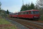 Die OEF (Oberhessische Eisenbahnfreunde) mit dem Schienenbus am 14.04.2012 auf Sonderfahrt an Dill, Heller und Sieg. Hier als Nachschuß kurz hinter dem Bahnhof Herdorf fährt die Garnitur, besteht aus  996 677-9 (Steuerwagen), 996 310-9 (Beiwagen) und Triebwagen VT 98 9829 (ex DB 798 829-8), weiter in Richtung Betzdorf/Sieg.