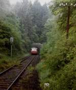 (3/3) Schienenbus Richtung Wetzlar nach der Ausfahrt aus dem Hasselborner Tunnel, 1.