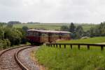 Jubilumsfahrt 110 Jahre Bahnstrecke Traunstein - Waging fhrt der Schienenbus Vt 98 (Passauer Eisenbahnfreunde) hier beim Kirchhallinger Berg am 07.07.2013     