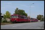 Der 3-teilige Schienenbus der Historischen Eisenbahn Mannheim ist während einer Hafenrundfahrt im Mannheimer Industrie- und Hafengebiet unterwegs. Während dieser Sonderfahrt gibt es viele Ausstiegsmöglichkeiten, um den Schienenbus bildlich festzuhalten, was natürlich bei gutem Wetter doppelt Spaß macht.
(28. September 2013)
