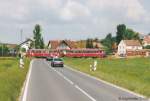 796 724 und 996 773 rollten am 21.5.1995 über den Bahnübergang am südlichen Ortsrand von Steppach.