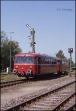 Schienenbus 796796 fährt am 24.5.1989 um 11.57 Uhr als Nahverkehrszug in Bremervörde nach Stade ab.