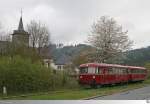 Der Triebzug (798 731-6 mit 998 744-7) der Eisenbahnfreunde Rodachtalbahn am Morgen des 26. April 2014 kurz vor dem Bahnhof Steinwiesen. An diesem Tag wurde das Fahrzeug von den Suhler Eisenbahnfreunden gebucht. Befreundete Vereine waren auch eingeladen. So konnte ich mit einer kleinen Gruppe der Rödentaler Modellbahnfreunde auch daran teilnehmen. Es sollten zahlreiche Fotohalte auf der Strecke nach Nordhalben folgen.