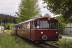 Bei den Nostalgiezugfahrten auf der Ilztalbahn am 14.05.2015 bestreitet ein Zugpaar bestehend aus Uerdinger Schienenbussen den Plandienst im Pendelverkehr zwischen Passau und Freyung. Eine Garnitur aus 798 706-8 und 998 840-3 auf dem Weg nach Freyung hat Einfahrt in den Bf Kalteneck, um dort mit dem Gegenzug nach Passau zu kreuzen.

798 706-8
Hersteller: Waggonfabrik Uerdingen
Fabriknummer: 66591
Abnahmedatum: 05.04.1960
Erst-Bw: Kempten
weitere Beheimatungen: Trier, Augsburg, Mühldorf
Betreibernr. z.Z.d. Aufnahme: 798 706-8
ursprüngl. Fahrzeugnr.: VT 98 9706
Eigentümer z.Z.d. Aufnahme: DB Traktion
Fahrzeugnutzer z.Z.d. Aufnahme: Passauer Eisenbahnfreunde
Ausmusterung (DB):
Radsatzfolge: Bo'Bo'
Vmax (km/h): 90
Stundenleistung (kW): 2x110
Dienstmasse (t): 21
Radsatzfahrmasse max. (t): 14
LüP (mm): 13.950