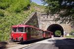 Am 06.06.2015 fährt der Uerdinger Schienenbus durch den Tunnel.