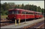 Schienenbus 796680 mit Beiwagen 996774 am 5.6.1991 im Bahnhof Marktredwitz.