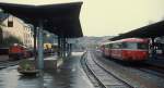 Im Frühjahr 1988 steht eine 798/998/998-Garnitur abfahrbereit im Bahnhof Gerolstein, links rangiert eine Köf
