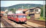 Sekunden später nach Verlassen des alten Bahnhof Mosbach fotografierte ich am 1.7.1993 noch einmal die dreiteilige Einheit 798723 mit 998911 und 998271 als Personenzug nach Heidelberg.