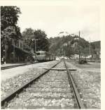 Letzte Fahrt eines Personenzuges von Ingolstadt Nord nach Riedenburg am 28.Mai 1972. Hier gesehen im Bahnhof Riedenburg. Die Strecke ist seitdem komplett abgebaut. Es handelt sich um die ehemalige Kursbuchstrecke 413e, die leider nicht aufgeführt ist. Das Foto stammt von meinem Vater Franz Bauch